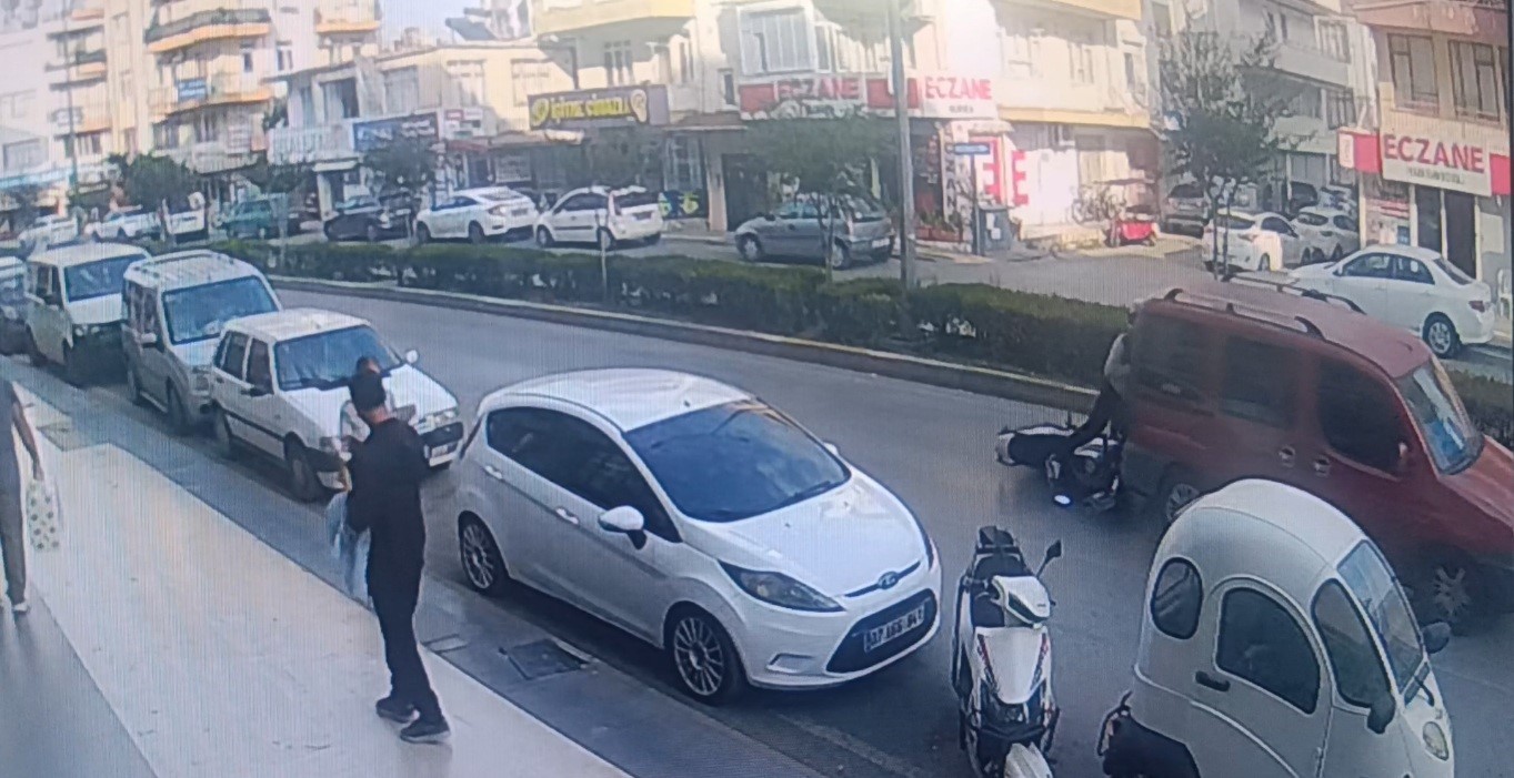 ANTALYA’NIN  MANAVGAT İLÇESİNDE AYNI CADDE ÜZERİNDE BİRİ HAFİF TİCARİ ARACA, DİĞERİ MİNİBÜSE...