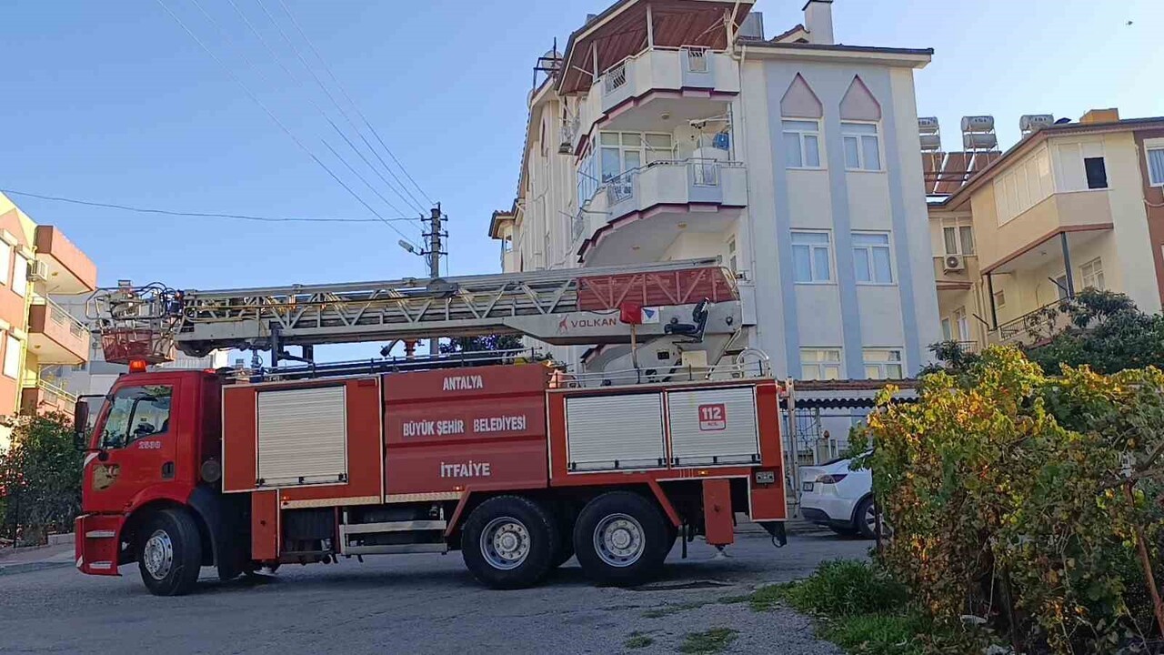 ANTALYA’NIN MANAVGAT İLÇESİNDE BİR APARTMANIN ÇATISINDA ÇIKAN YANGIN, ALEVLER NEDENİYLE PATLAYAN...