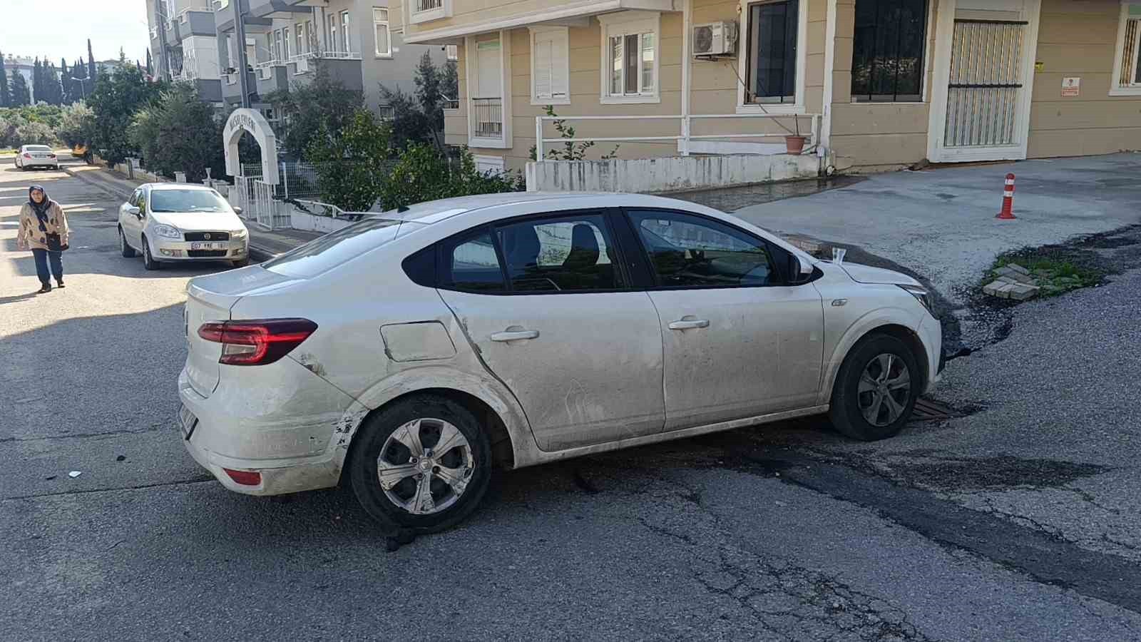 ANTALYA’NIN MANAVGAT İLÇESİNDE İKİ OTOMOBİLİN ÇARPIŞMASI SONUCU MEYDANA GELEN KAZADA ARAÇTA...