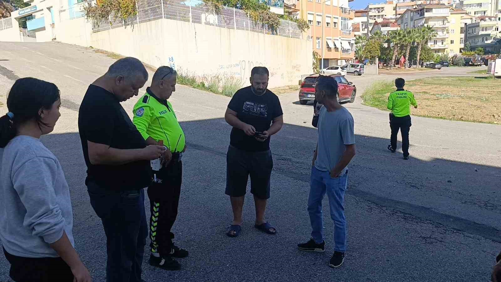 ANTALYA’NIN MANAVGAT İLÇESİNDE İKİ OTOMOBİLİN ÇARPIŞMASI SONUCU MEYDANA GELEN KAZADA ARAÇTA...