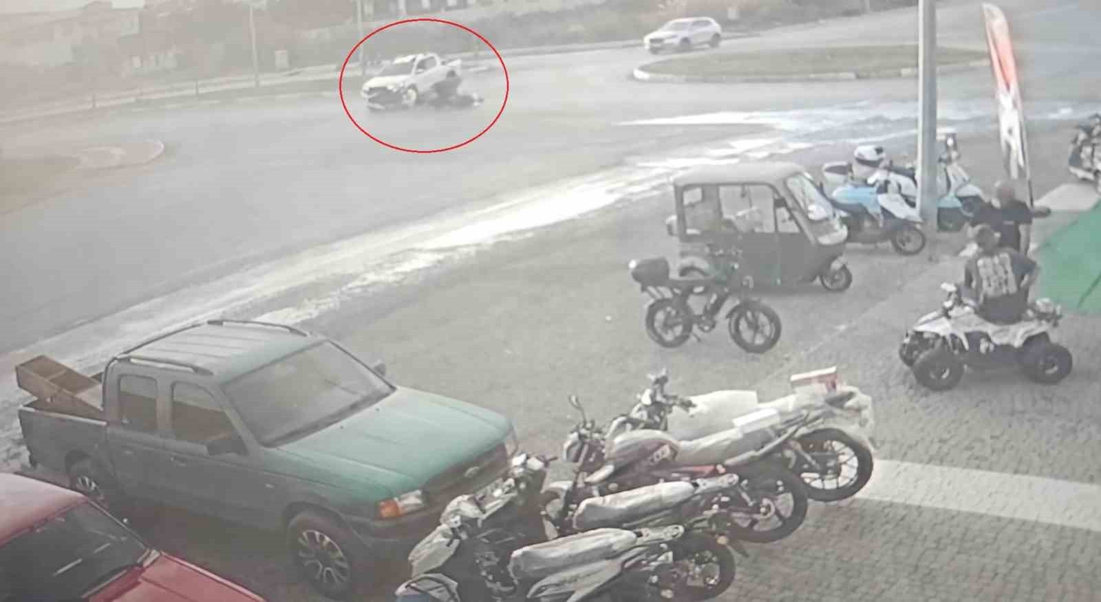 ANTALYA’NIN MANAVGAT İLÇESİNDE KAMYONETİN ÇARPTIĞI MOTOSİKLET SÜRÜCÜSÜ YAKLAŞIK 25 METRE...