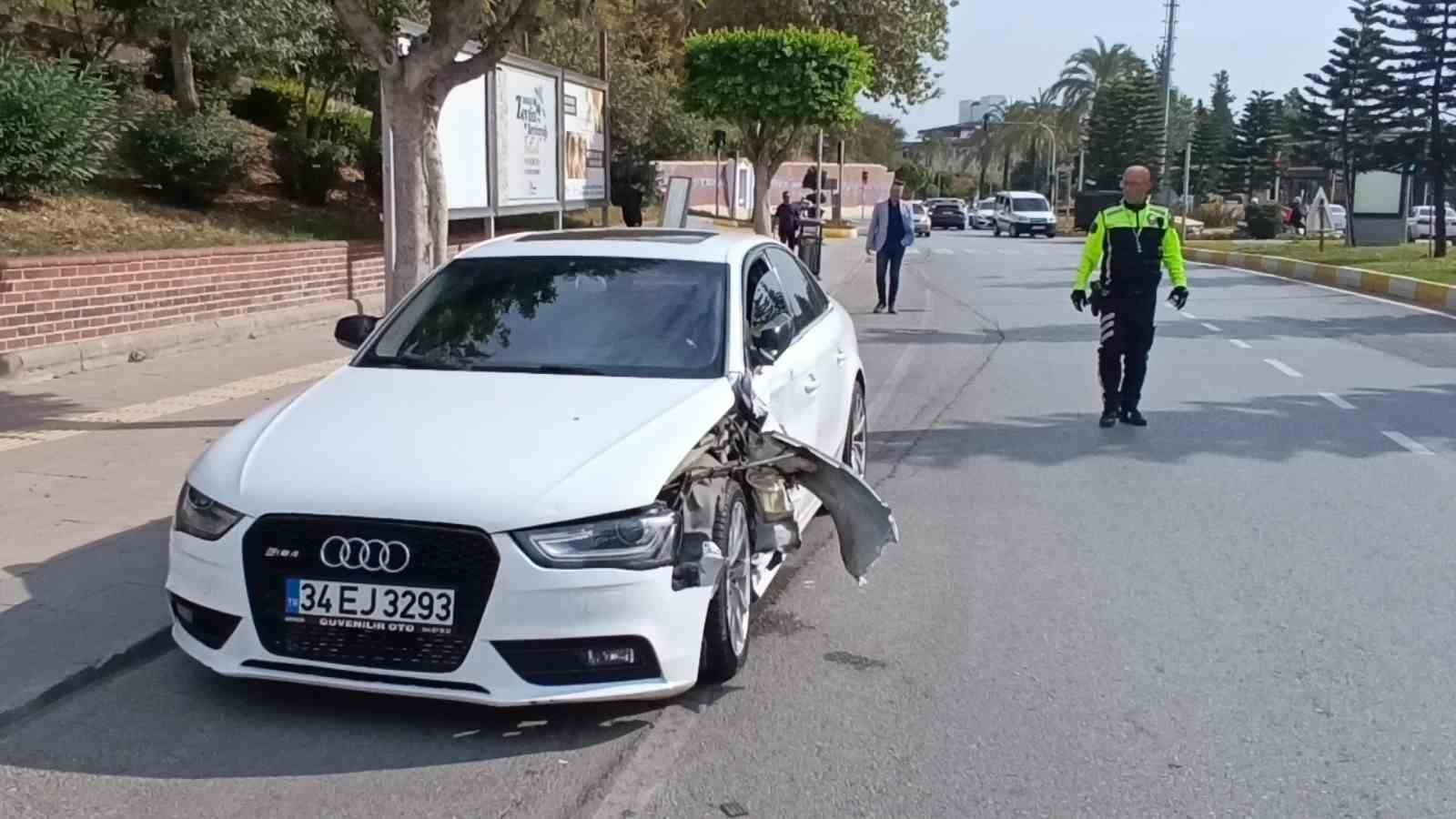 ANTALYA’NIN MANAVGAT İLÇESİNDE KAVŞAK SİSTEMİNDE KIRMIZI IŞIK İHLALİ YAPAN OTOMOBİLİN BİR BAŞKA...