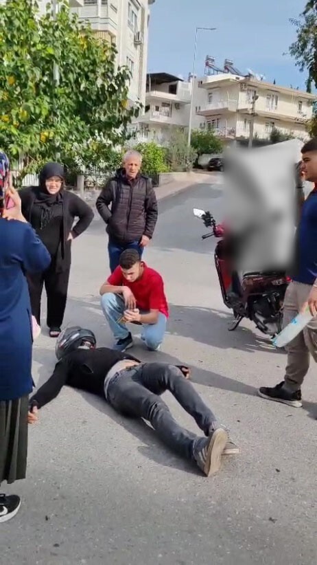 ANTALYA’NIN MANAVGAT İLÇESİNDE MEYDANA GELEN KAZADA YARALANAN MOTOSİKLET SÜRÜCÜSÜ KENDİ ACISINI...