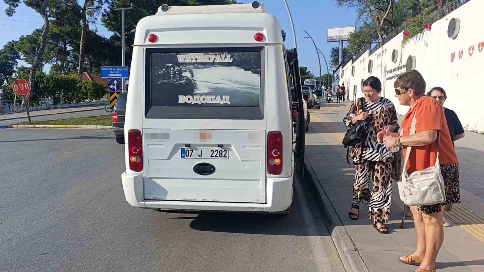 ANTALYA’NIN MANAVGAT İLÇESİNDE, MİNİBÜSE ÇARPMAMAK İÇİN FRENE BASAN MOTOSİKLET...