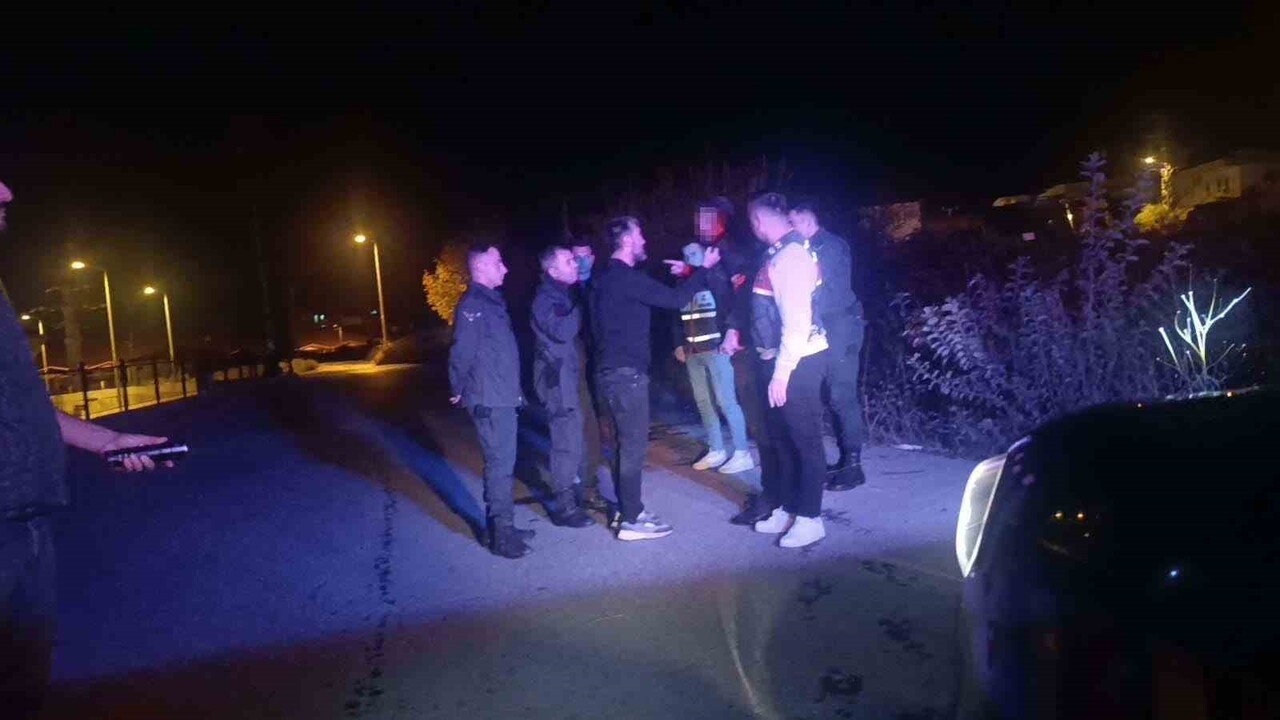 ANTALYA’NIN MANAVGAT İLÇESİNDE SULAMA KANALINA UÇAN OTOMOBİL SÜRÜCÜSÜ VE ARKADAŞI EKİPLER...