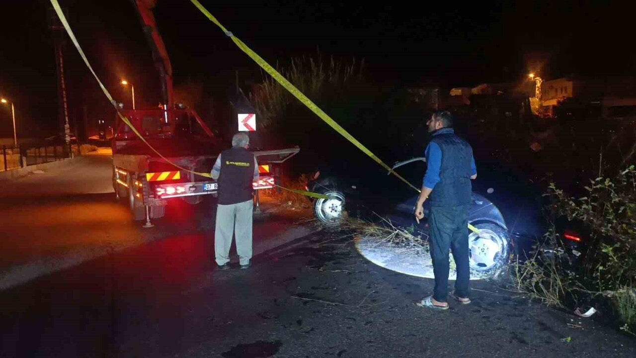 ANTALYA’NIN MANAVGAT İLÇESİNDE SULAMA KANALINA UÇAN OTOMOBİL SÜRÜCÜSÜ VE ARKADAŞI EKİPLER...