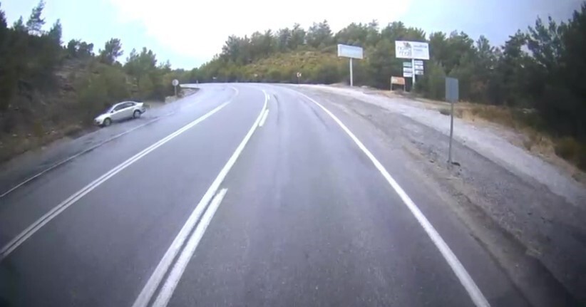 ANTALYA’NIN MANAVGAT İLÇESİNDE YAĞMUR NEDENİYLE KAYGANLAŞAN YOLDA TAKLA ATAN OTOMOBİLDE BULUNAN 2...