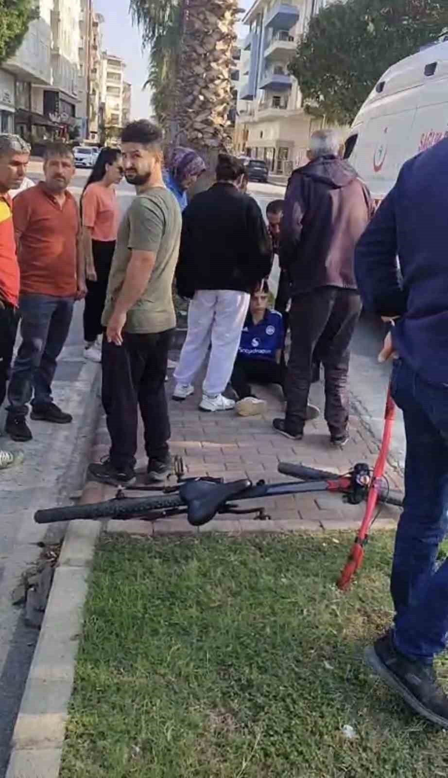 ANTALYA’NIN MANAVGAT İLÇESİNDE YAYA GEÇİDİNDEN BİSİKLETİYLE GEÇMEYE ÇALIŞAN 11 YAŞINDAKİ ÇOCUK...