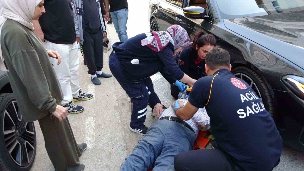 ANTALYA’NIN MANAVGAT İLÇESİNDE YOLUN KARŞISIN GEÇMEK İSTEYEN YAYAYA OTOMOBİL ÇARPTI. BAŞINI...