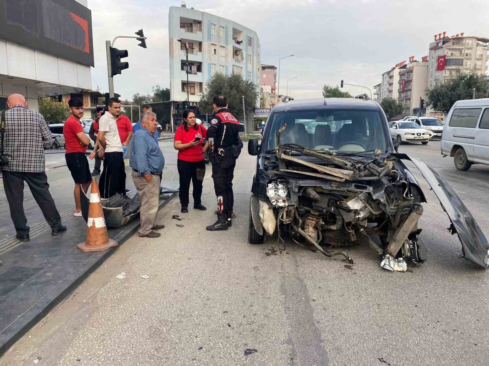 ANTALYA’NIN SERİK İLÇESİNDE, İKİ OTOMOBİLİN ÇARPIŞMASI SONUCU MEYDANA GELEN TRAFİK KAZASINDA 1...