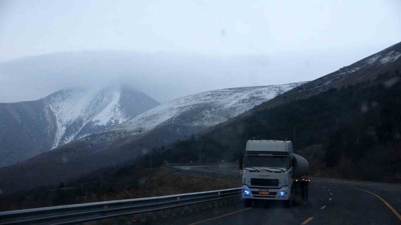 ARDAHAN'IN YÜKSEK KESİMLERİ BEYAZA BÜRÜNDÜ.