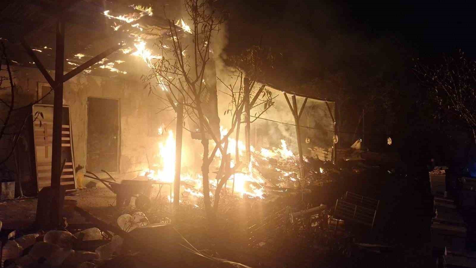 ARI KOVANLARININ BULUNDUĞU SUNDURMA YAPIDA YANGIN