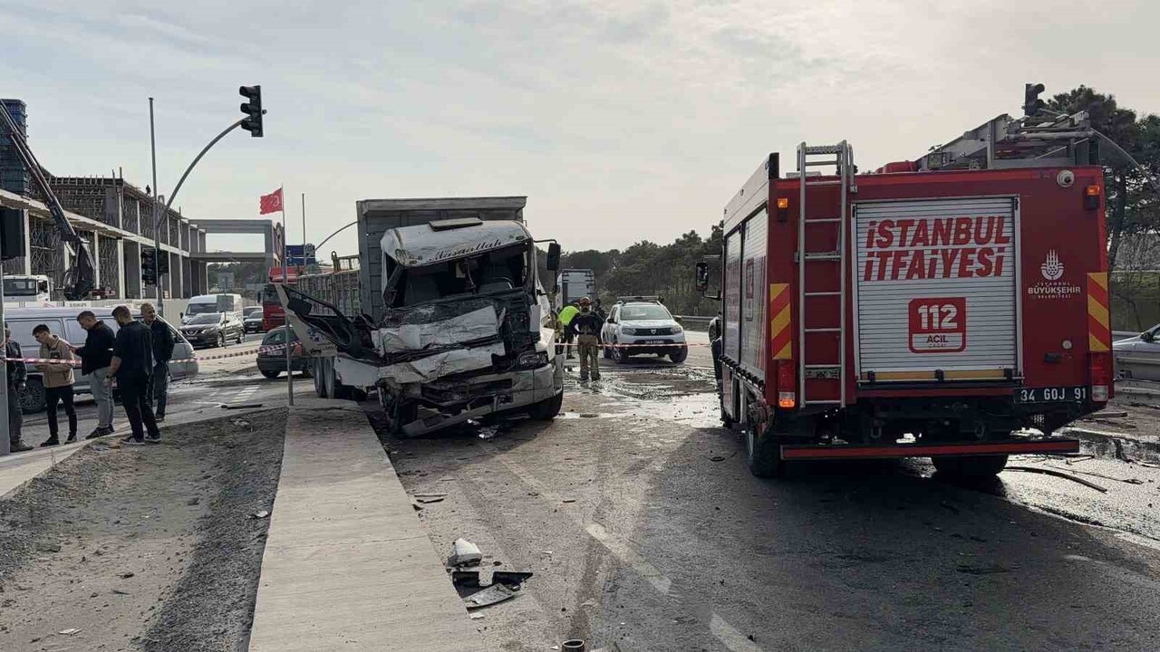 ARNAVUTKÖY’DE İKİ KAMYON ÇARPIŞTI: SÜRÜCÜ ARAÇ İÇİNDE SIKIŞTI