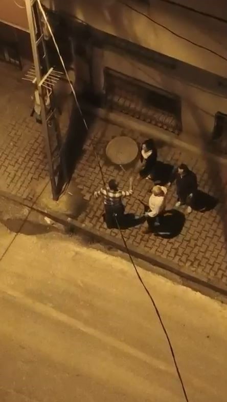 ARNAVUTKÖY’DE "GÜRÜLTÜ" NEDENİYLE İKİ GRUP ARASINDA ÇIKAN KAVGADA TARAFLAR SOPA, TEKME VE...