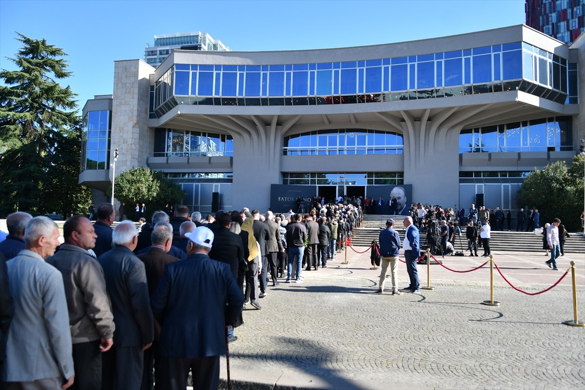 Arnavutluk'ta tedavi gördüğü hastanede 31 Ekim'de hayatını kaybeden eski Başbakan Fatos Nano'nun...