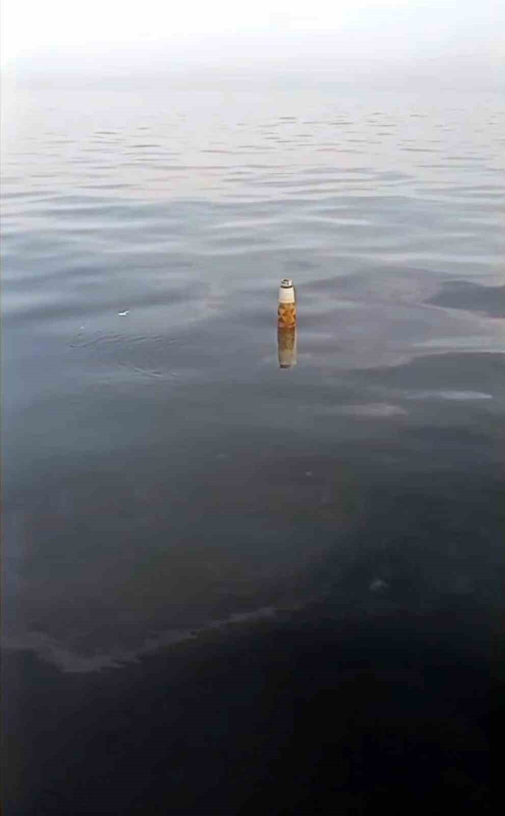 ARTVİN'İN HOPA İLÇESİ AÇIKLARINDA BALIKÇILAR TARAFINDAN DENİZDE SU ÜSTÜNDE DURAN TANIMLANAMAYAN...