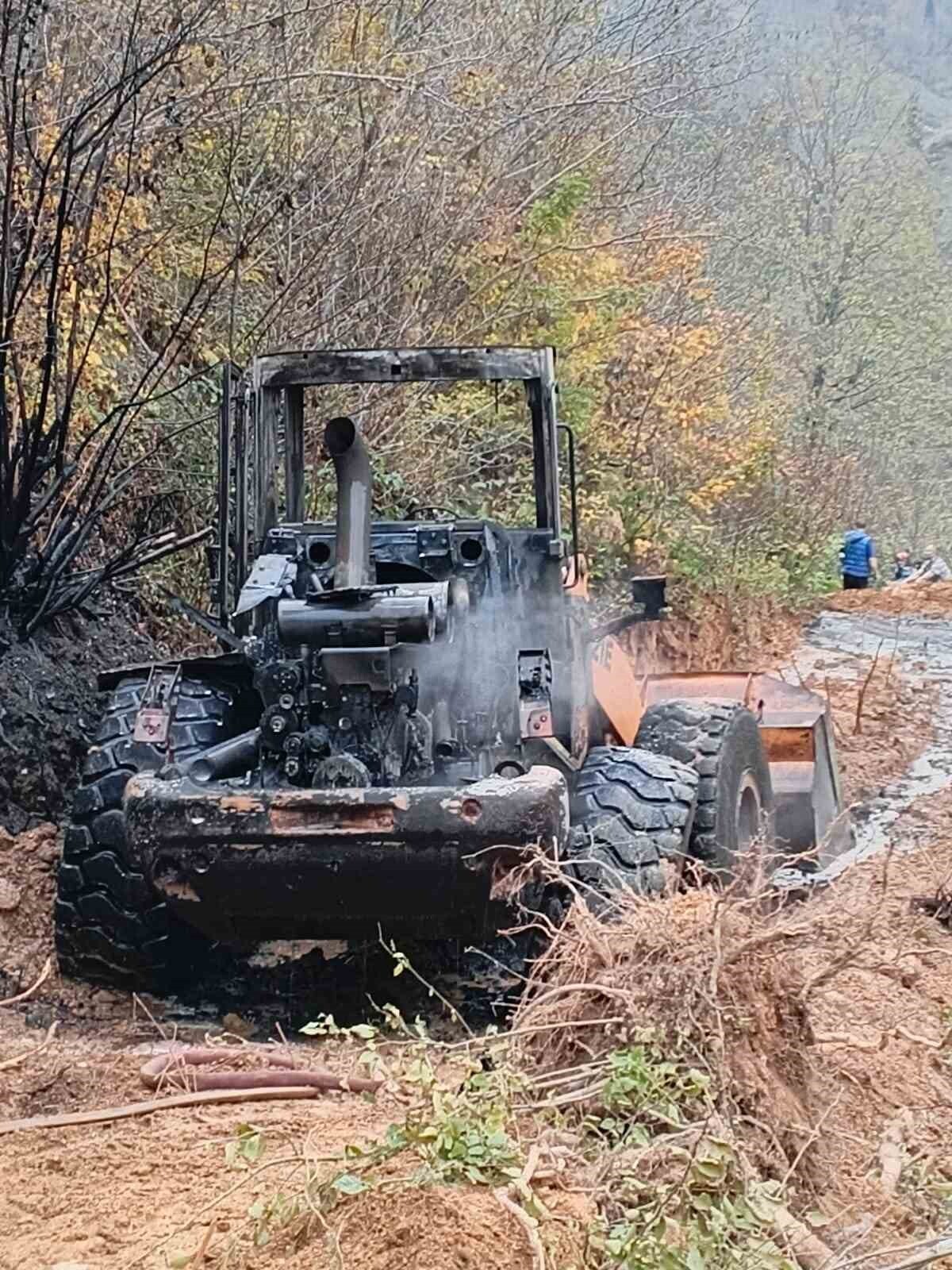 ARTVİN’İN BORÇKA İLÇESİNDE BİR İŞ MAKİNESİ YANARAK KULLANILAMAZ HALE GELDİ. O ANLAR İSE CEP...