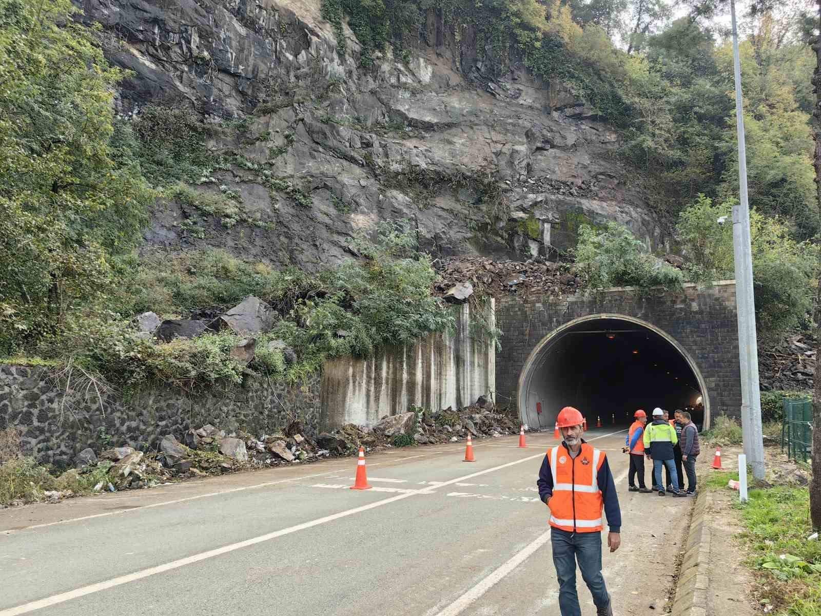 ARTVİN’İN KEMALPAŞA İLÇESİNDE, SARP SINIR KAPISI TÜNELİNİN GİRİŞİNDE SABAH SAATLERİNDE MEYDANA...