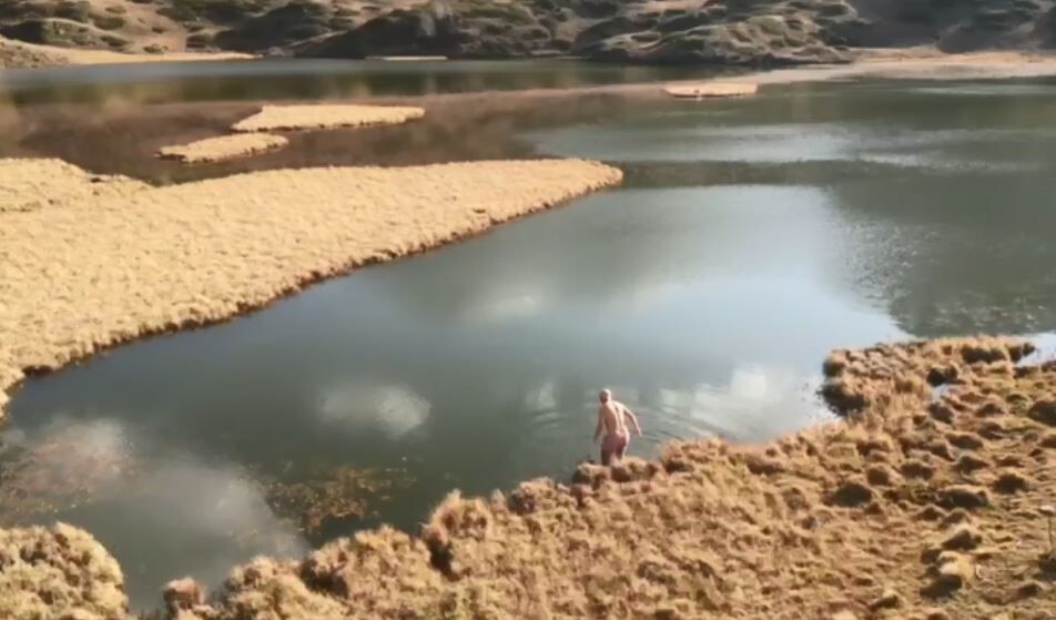 ARTVİN’İN ŞAVŞAT İLÇESİNDE BİR DAĞCI, EKSİ 2 DERECEDE YÜZEN ADALAR GÖLÜ’NDE YÜZEREK SOĞUK HAVAYA...