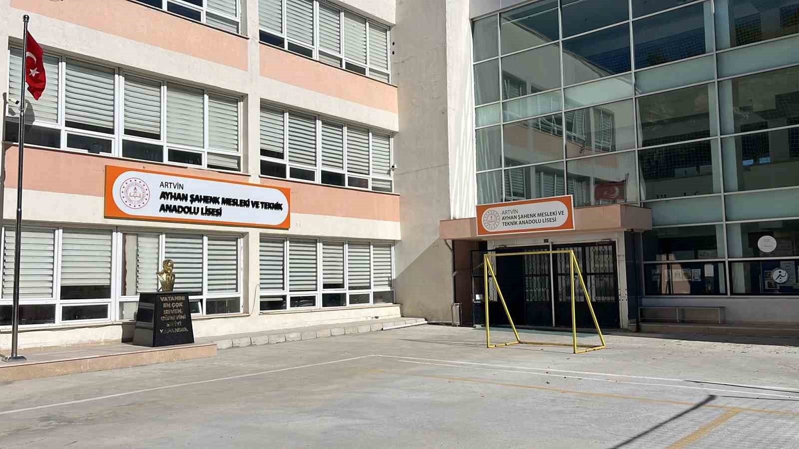 ARTVİN’İN YENİMAHALLE MAHALLESİ’NDE UÇURUMUN KENARINA İNŞA EDİLEN AYHAN ŞAHENK ANADOLU LİSESİ’NDE...