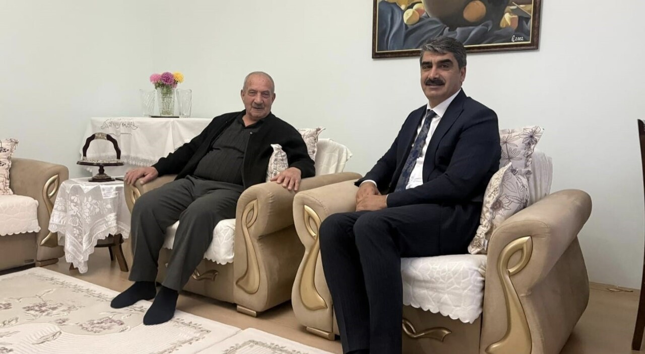 AŞKALE BELEDİYE BAŞKANI ŞENOL POLAT, 24 KASIM ÖĞRETMENLER GÜNÜ DOLAYISIYLA İLÇEDE UZUN YILLAR...