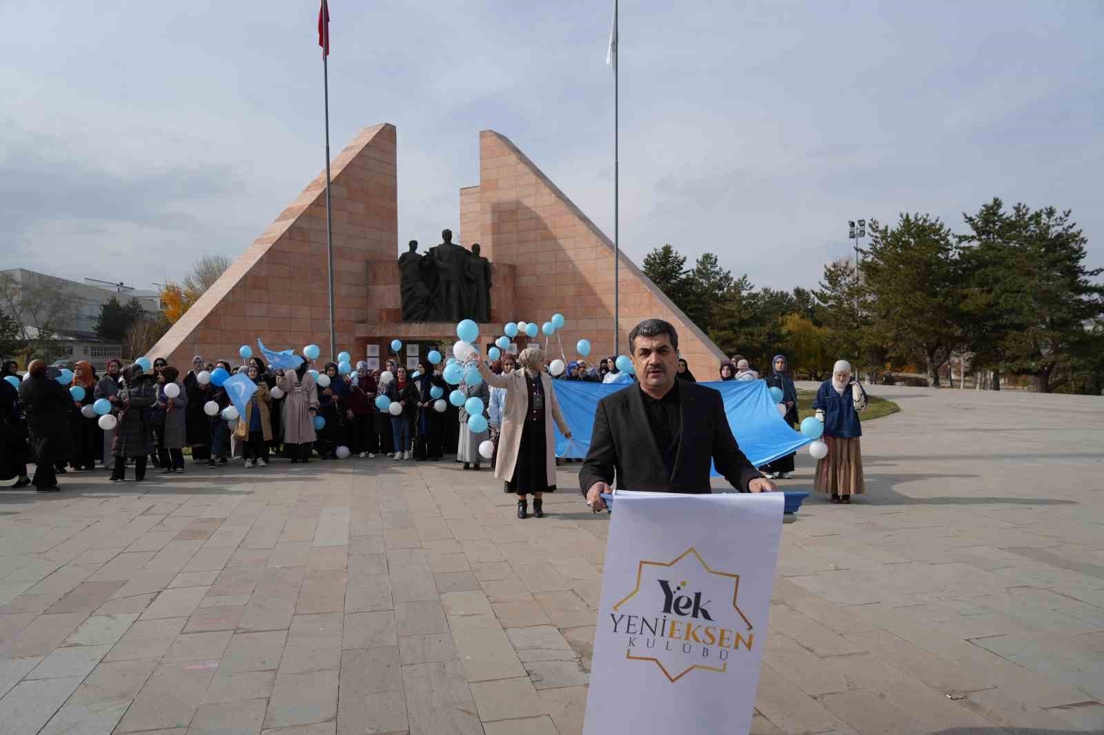 ATATÜRK ÜNİVERSİTESİ İLAHİYAT FAKÜLTESİ ÖĞRENCİLERİ, GÖKYÜZÜNE MAVİ BEYAZ BALONLAR BIRAKARAK DOĞU...