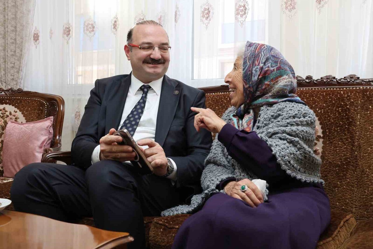 ATATÜRK ÜNİVERSİTESİ REKTÖRÜ PROF. DR. AHMET HACIMÜFTÜOĞLU, 24 KASIM ÖĞRETMENLER GÜNÜ VESİLESİYLE...