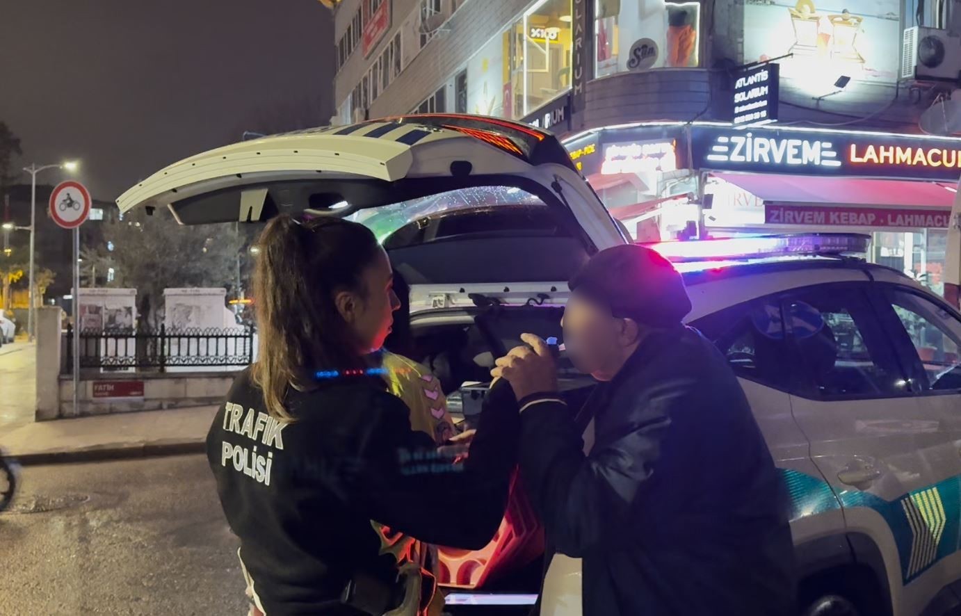 AVCILAR'DA KENDİSİNE ÇARPIP KAÇAN SÜRÜCÜYÜ ALKOLLÜ SANAN VATANDAŞ, YAKALAYIP ARABASININ ANAHTARINI...