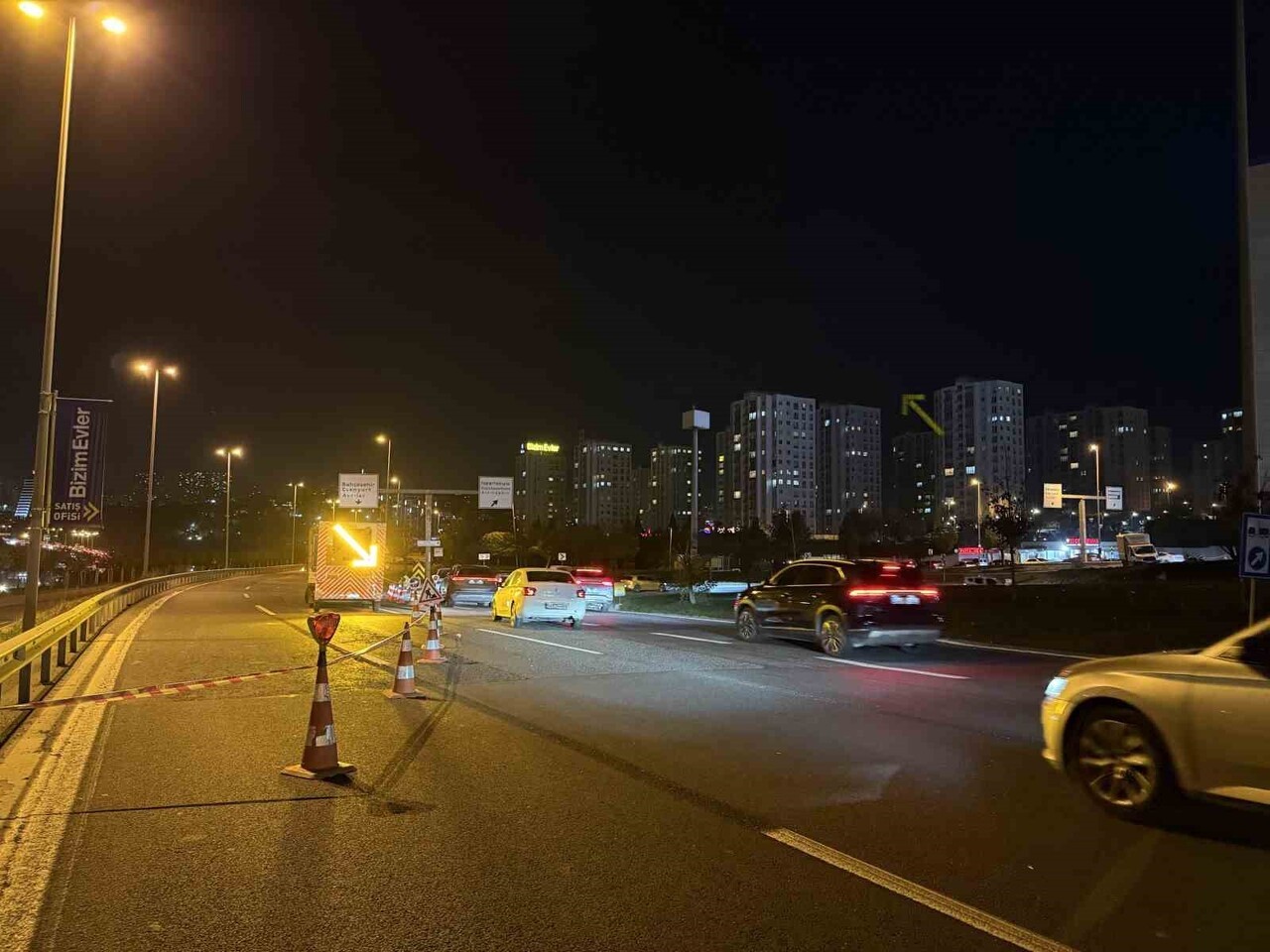 AVCILAR’DA TIRIN ÇARPTIĞI ÜST GEÇİT KAPATILDI, GEÇİT KALDIRMA ÇALIŞMALARI ÇİLE DÖNÜŞTÜ...