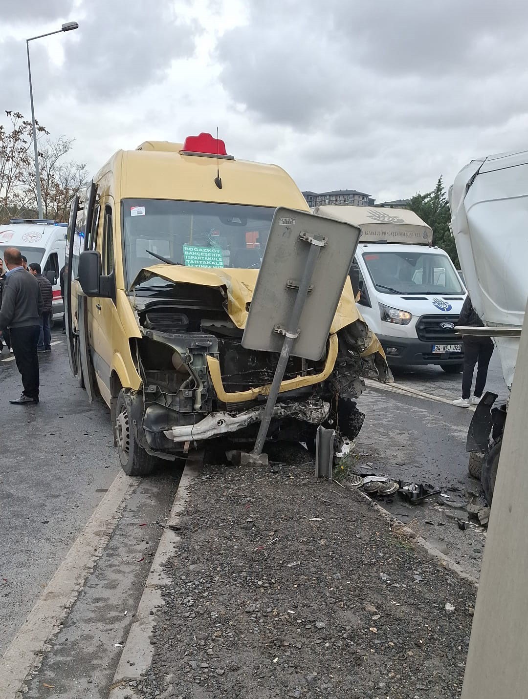 AVRUPA OTOYOLU YAN YOLDA YOLCU MİNİBÜSÜ, BİR BANKAYA AİT PARA TRANSFER ARACI VE HAFİF TİCARİ ARAÇ...