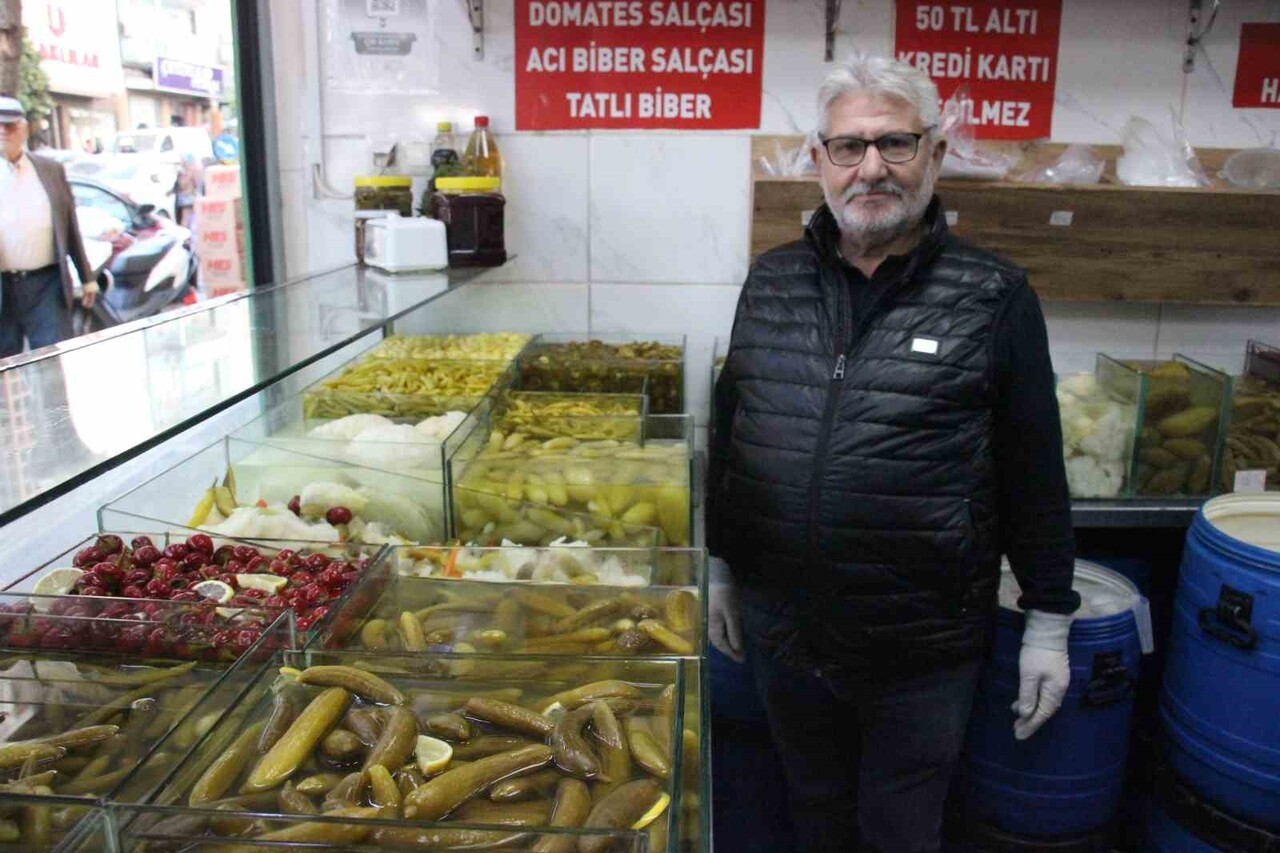 AYDIN'DA SOĞUKLARIN ETKİSİNİ GÖSTERMESİYLE TURŞU TEZGAHLARINDA YOĞUNLUK ARTTI. YARIM ASIRLIK...