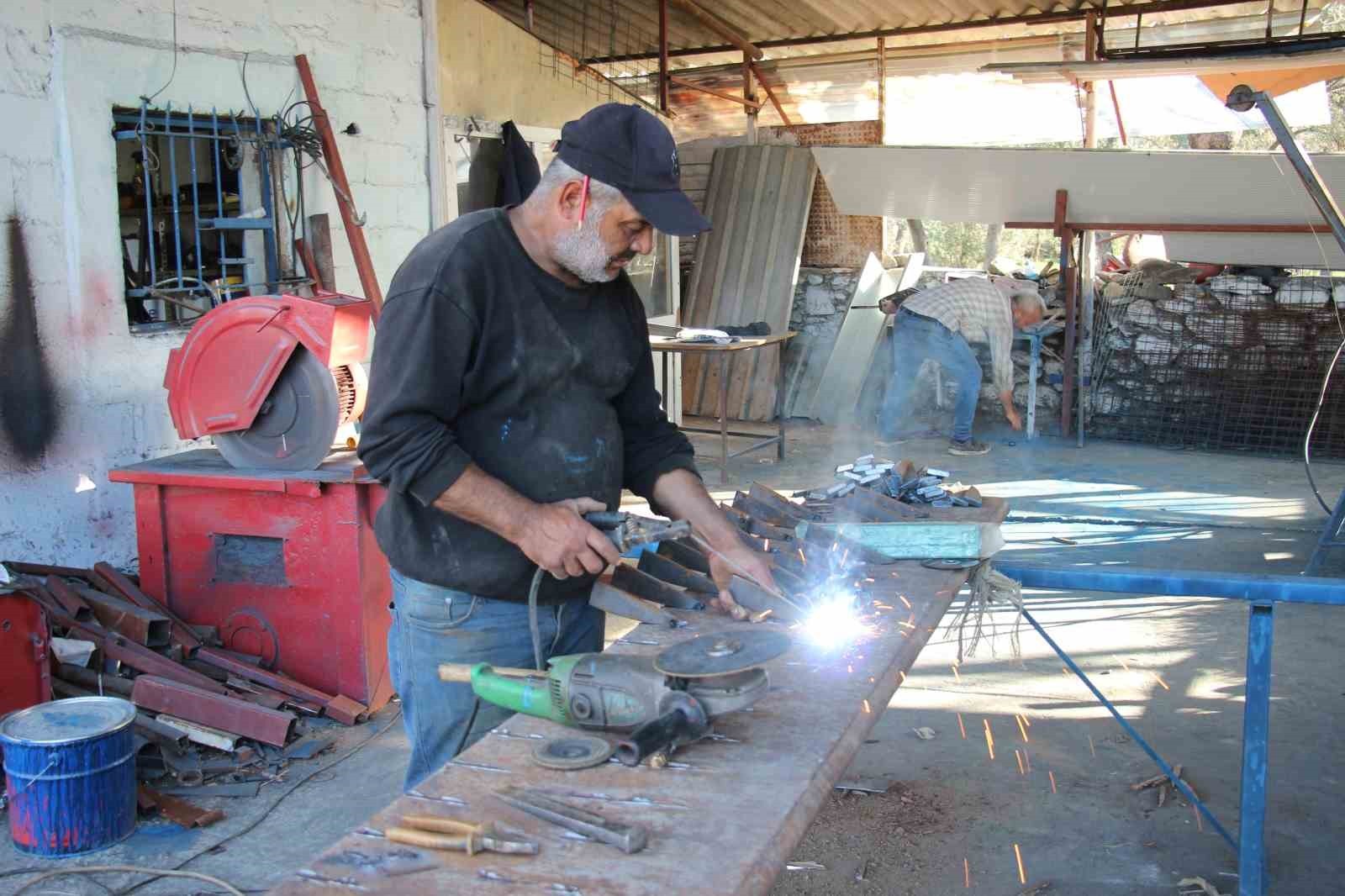 AYDIN'DA UZUN YILLARDIR DEMİRCİLİK YAPAN TURGAY CARIM, EKONOMİK ŞARTLAR NEDENİYLE ÇİFTÇİLERİN...