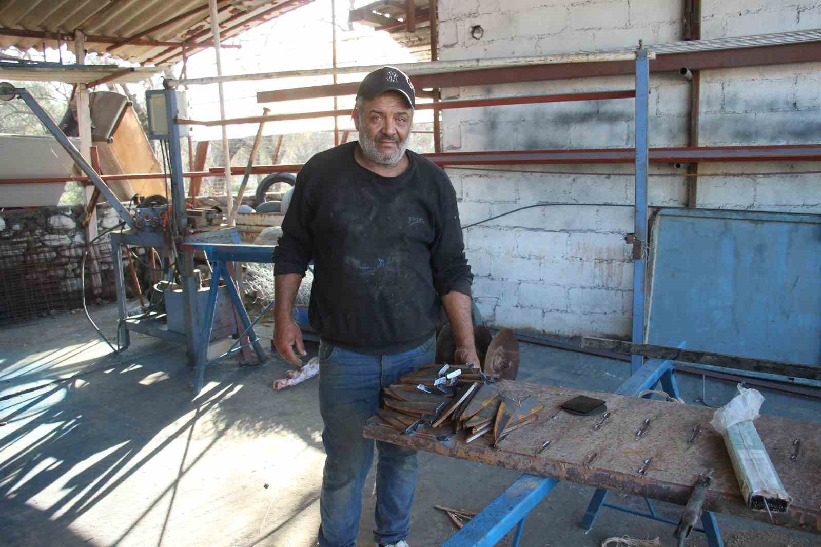 AYDIN'DA UZUN YILLARDIR DEMİRCİLİK YAPAN TURGAY CARIM, EKONOMİK ŞARTLAR NEDENİYLE ÇİFTÇİLERİN...