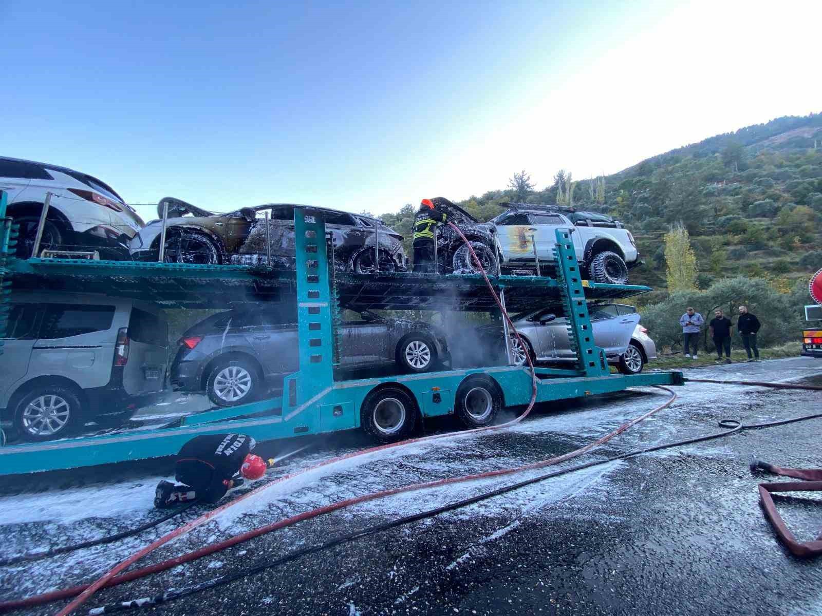 AYDIN'IN BOZDOĞAN İLÇESİNDE ÜZERİNDE ARAÇ YÜKLÜ TIRDA ÇIKAN YANGIN EKİPLERİN MÜDAHALESİYLE...