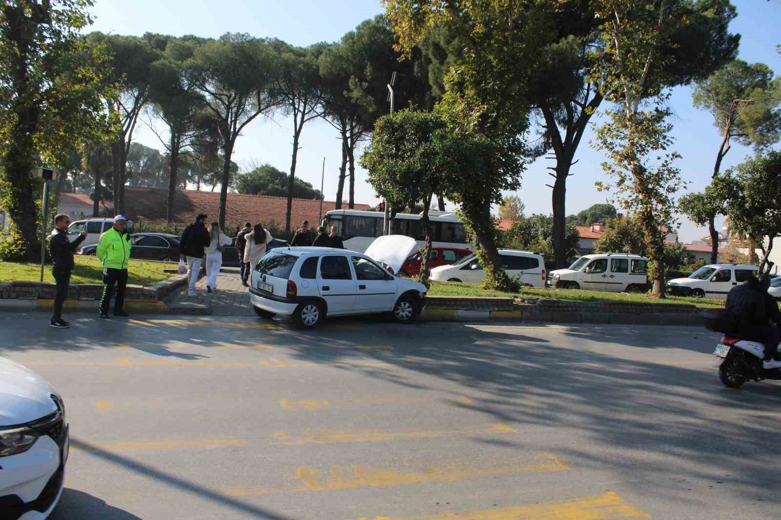 AYDIN'IN EFELER İLÇESİNDE 17 YAŞINDAKİ EHLİYETSİZ SÜRÜCÜ, DİREKSİYON HAKİMİYETİNİ KAYBETMESİ...