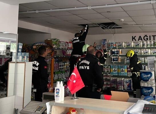 AYDIN'IN EFELER İLÇESİNDE BİR ZİNCİR MARKETİN ELEKTRİK TESİSATINDA ÇIKAN YANGIN PANİKLETİRKEN...