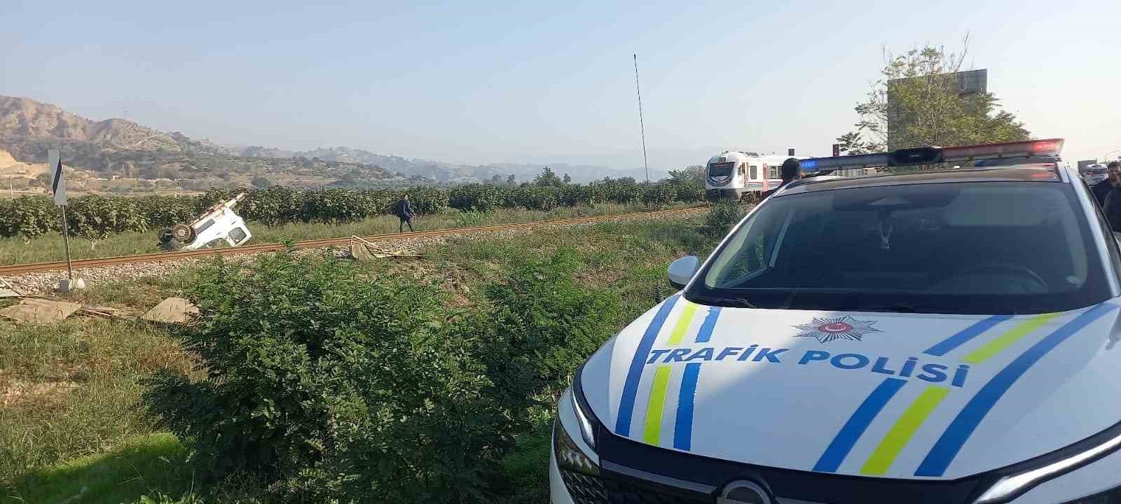 AYDIN'IN EFELER İLÇESİNDE DENİZLİ YÖNÜNDE SEYİR HALİNDE OLAN TREN İLE ÇARPIŞAN KAMYONET İKİYE...