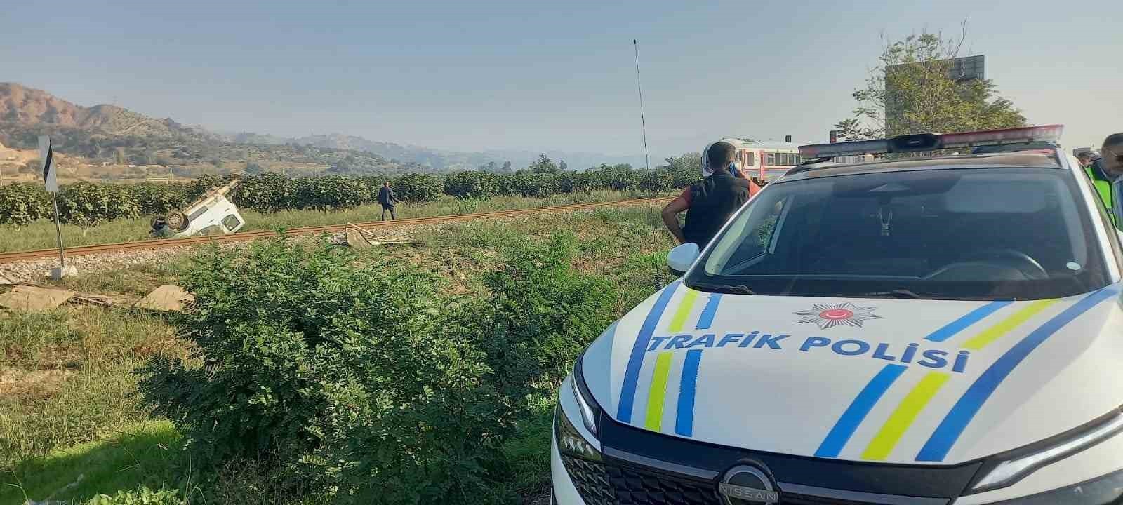 AYDIN'IN EFELER İLÇESİNDE DENİZLİ YÖNÜNDE SEYİR HALİNDE OLAN TREN İLE ÇARPIŞAN KAMYONET İKİYE...