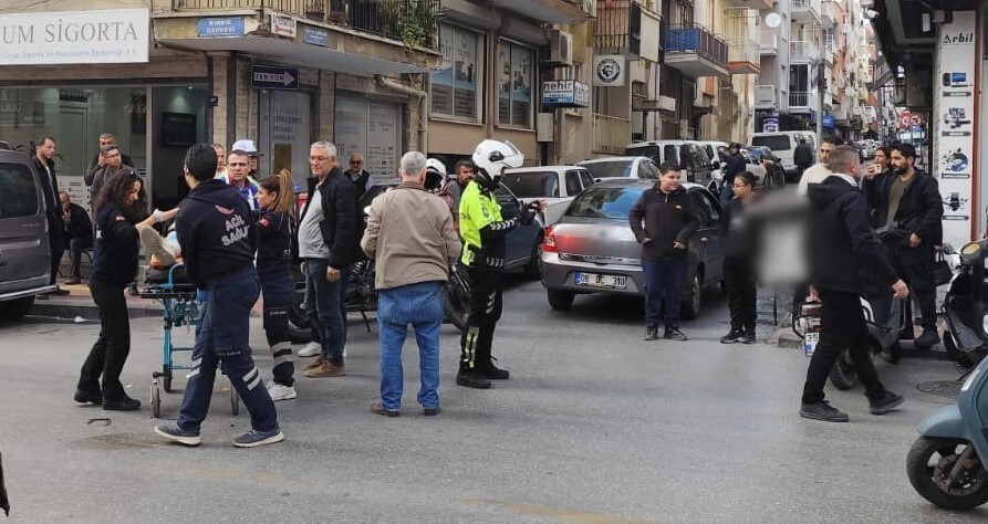 AYDIN'IN EFELER İLÇESİNDE KURYE MOTOSİKLETİ İLE BİR OTOMOBİLİN ÇARPIŞMASI SONUCU MEYDANA GELEN...