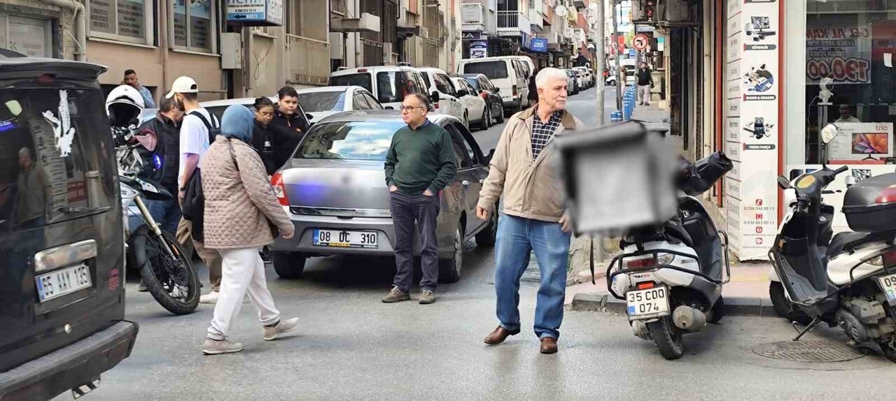 AYDIN'IN EFELER İLÇESİNDE KURYE MOTOSİKLETİ İLE BİR OTOMOBİLİN ÇARPIŞMASI SONUCU MEYDANA GELEN...