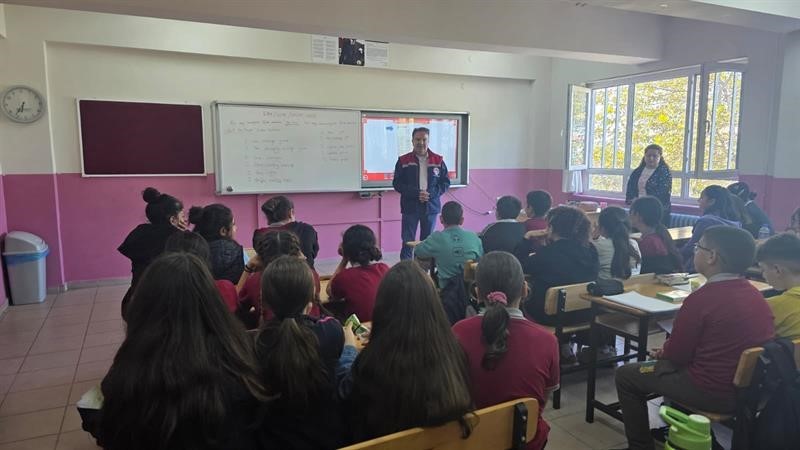 AYDIN'IN SÖKE İLÇESİNDE ÖĞRENCİLER İLE BİR ARAYA GELEN İL TARIM EKİPLERİ, DENİZ ÇÖPLERİNDEN...