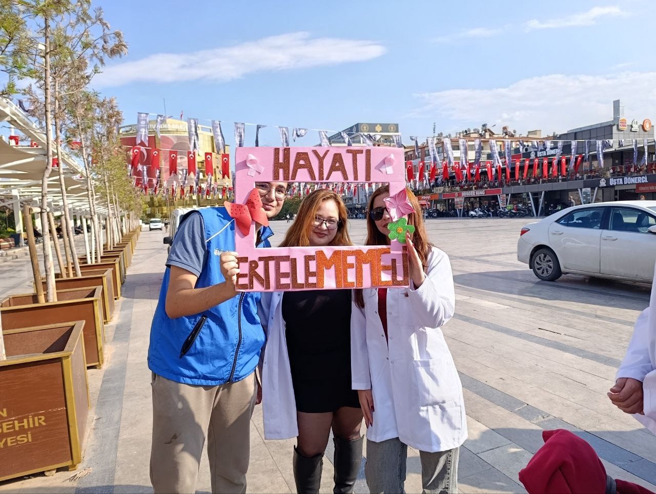 AYDIN ADNAN MENDERES ÜNİVERSİTESİ'NDE (ADÜ) EĞİTİM GÖREN GENÇ HEKİM ADAYLARI, “HAYATI ERTELEME”...