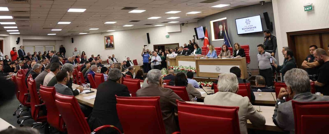 AYDIN BÜYÜKŞEHİR BELEDİYE MECLİSİ’NDE AYLAR SONRA OLAYSIZ OLARAK OTURUM GERÇEKLEŞTİRİLDİ. POLİS...