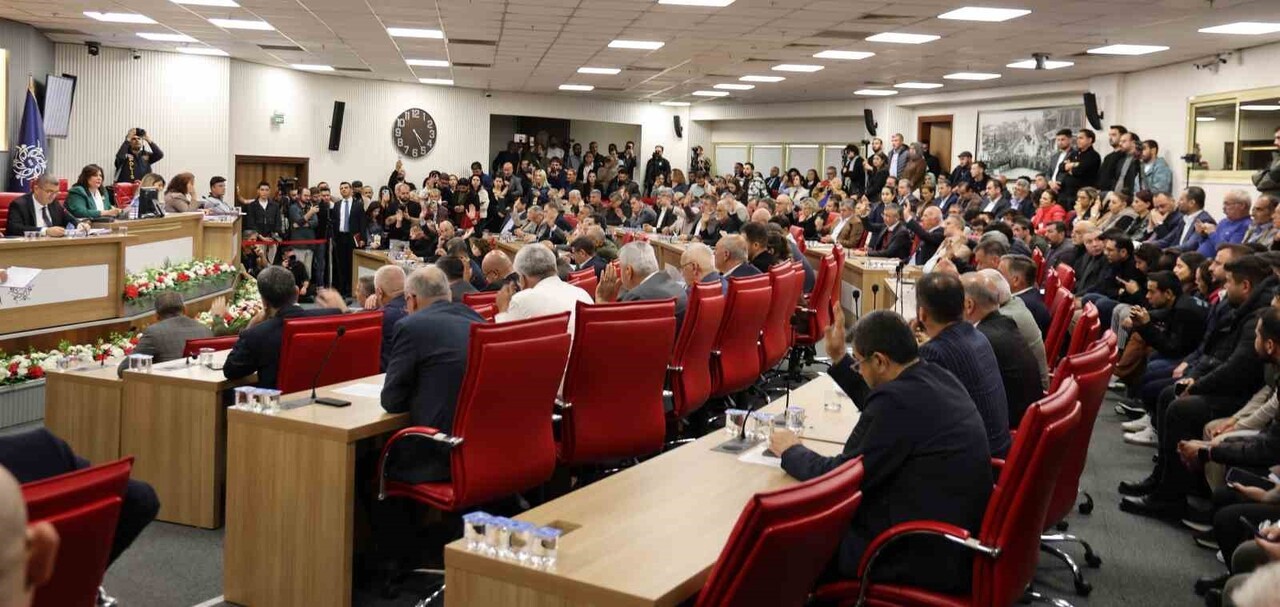 AYDIN BÜYÜKŞEHİR BELEDİYE MECLİSİ’NDE AYLAR SONRA OLAYSIZ OLARAK OTURUM GERÇEKLEŞTİRİLDİ. POLİS...