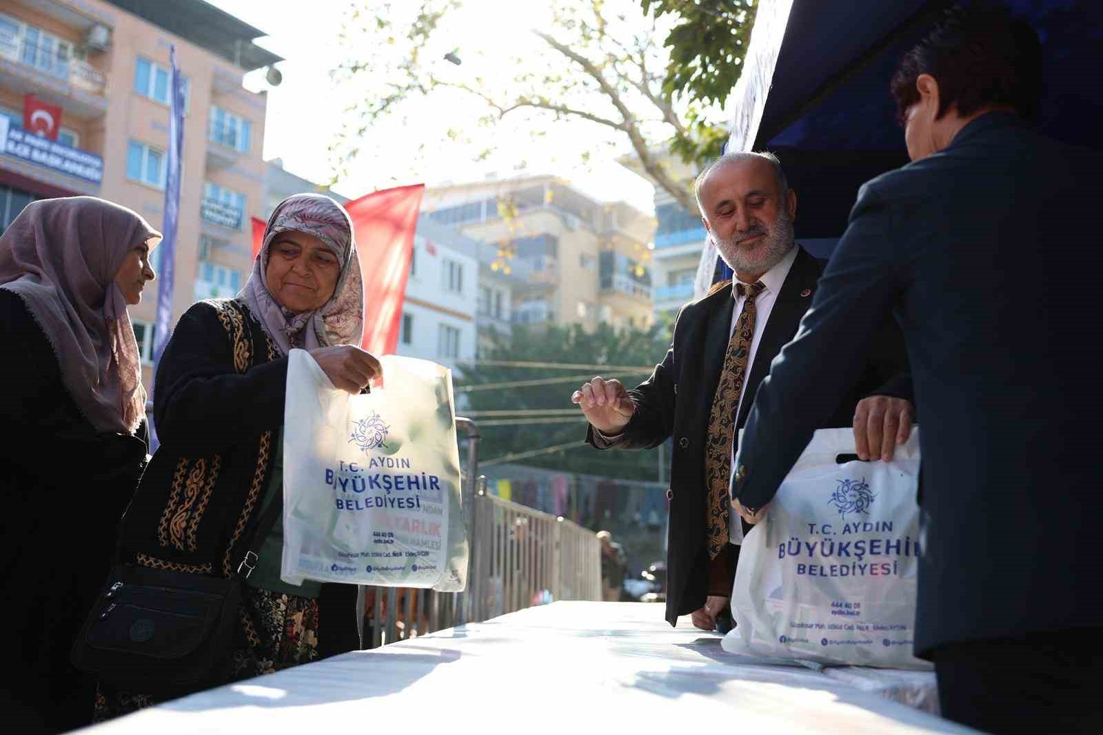AYDIN BÜYÜKŞEHİR’İN KIŞLIK FİDELERİ İNCİRLİOVA’DA VATANDAŞLARA DAĞITILDI