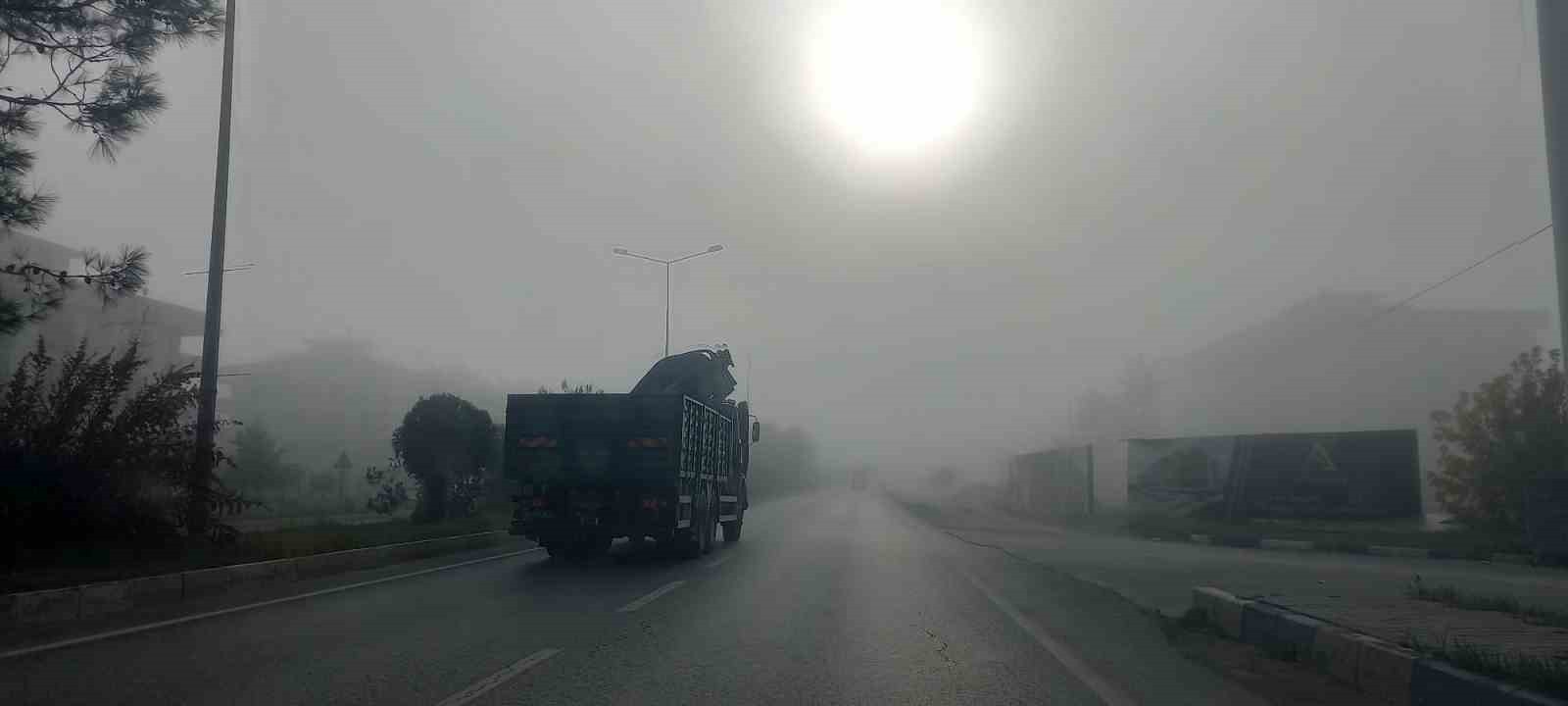 AYDIN-ÇİNE KARAYOLU’NDA SABAH SAATLERİNDE ETKİLİ OLAN YOĞUN SİS, SÜRÜCÜLERE ZOR ANLAR...