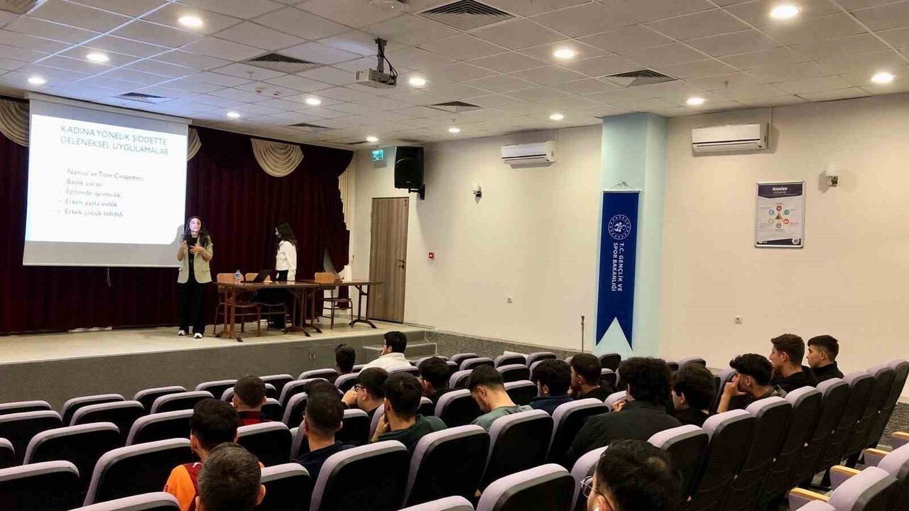 AYDIN GENÇLİK VE SPOR İL MÜDÜRLÜĞÜ TARAFINDAN DÜZENLENEN BİLİNÇLENDİRME KONFERANSINDA, ÖĞRENCİLER...