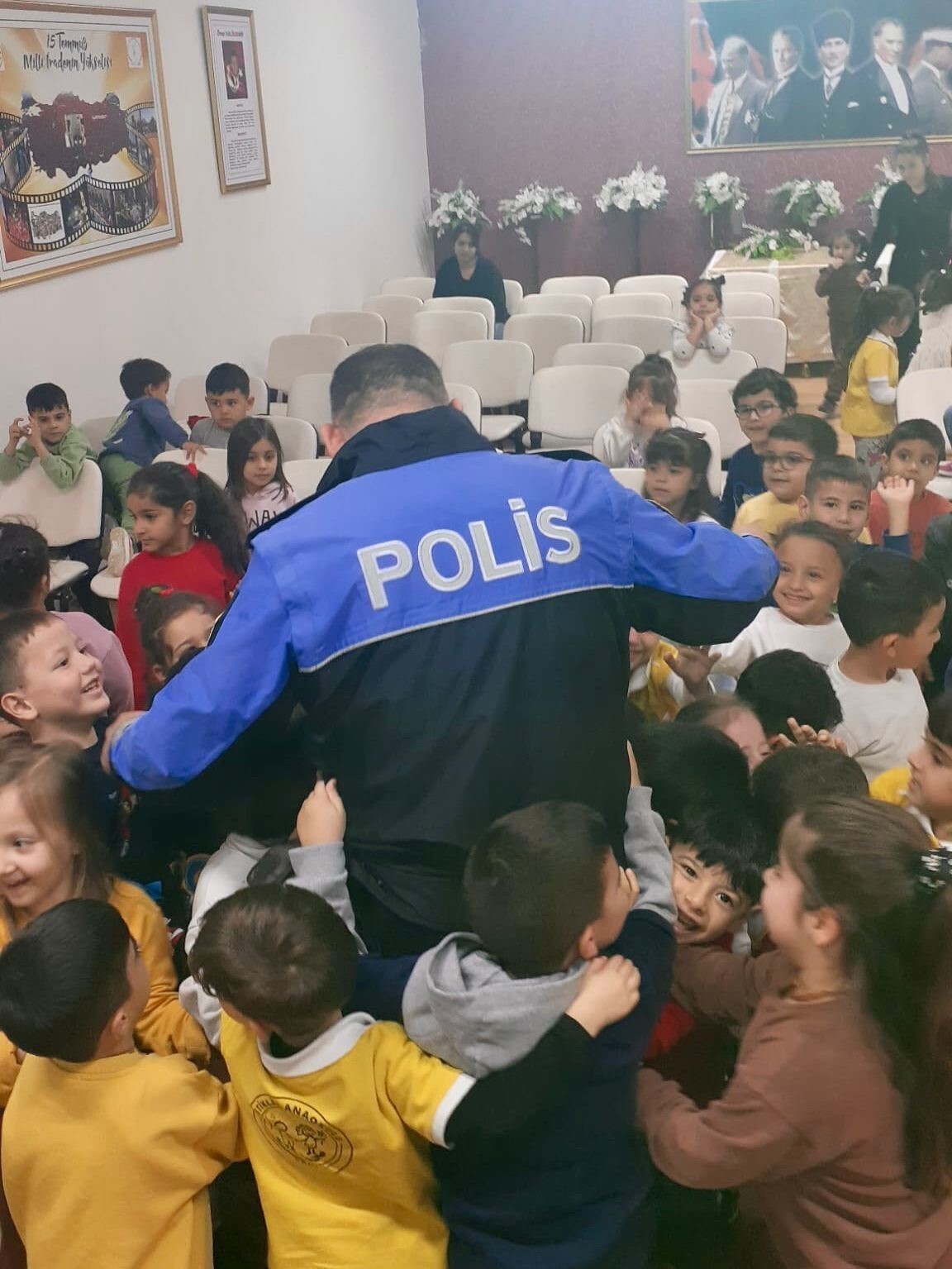 AYDIN İL EMNİYET MÜDÜRLÜĞÜ EKİPLERİ, ANAOKULU ÖĞRENCİLERLE BULUŞARAK POLİSLİK MESLEĞİNİ TANITTI...