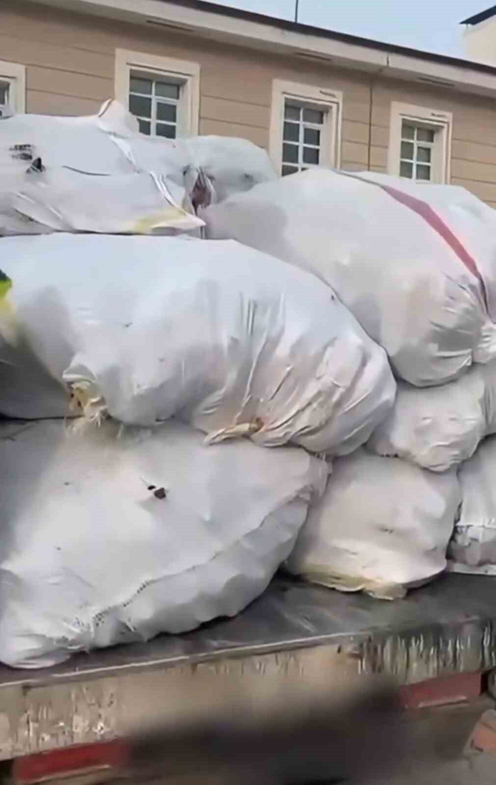 AYDIN İL JANDARMA KOMUTANLIĞI KOM ŞUBE MÜDÜRLÜĞÜ EKİPLERİ, OTOYOLDA DURDURDUKLARI İKİ ARAÇTA...