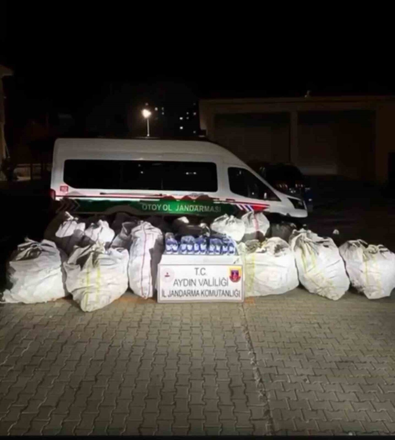 AYDIN İL JANDARMA KOMUTANLIĞI KOM ŞUBE MÜDÜRLÜĞÜ EKİPLERİ, OTOYOLDA DURDURDUKLARI İKİ ARAÇTA...